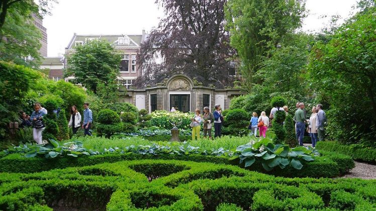 Die Mitglieder des FGL S.-H. nutzten während der „Open Tuinen Dage“ die Gelegenheit, niederländische Gartenkunst in den berühmten Grachtengärten zu erleben. Foto: FGL S.-H.