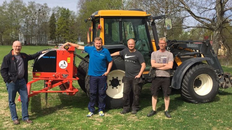 Die Stadt Tampere betreibt den Spezial-Tiefenlüfter Terra Spike XP8 u.a. an Valtra-Traktoren: Alternativ zum Heckdreipunkt ist er auch als gezogene Version erhältlich. Foto: Wiedenmann.