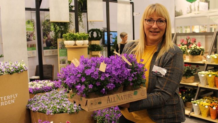 Anni Agger präsentiert Campanula All Nature®. Bild: GABOT.