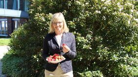 Die ersten heimischen Erdbeeren in diesem Jahr präsentiert Ute Volquardsen, Präsidentin der Landwirtschaftskammer. Bild: Daniela Rixen.