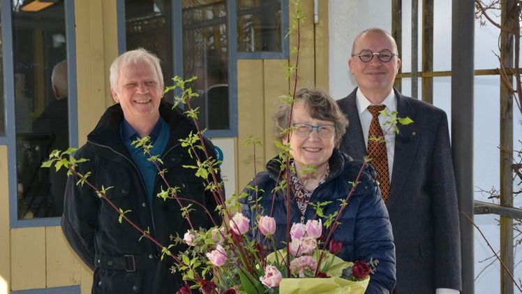 Dekan Prof. Dr. Jakob (rechts) und Institusleiter Prof. Dr. Krusche überreichten Frau Prof. Dr. Meinken zum Ruhestand einen Blumengruß als symbolisches Dankeschön. Bild: HSWT.