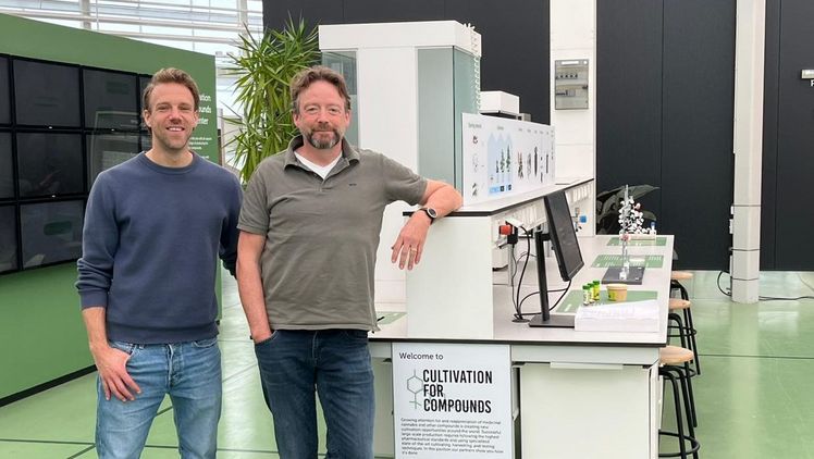 Links: Jim Koop, Creative Manager beim World Horti Center. Rechts: André van der Wurff, Business Unit Manager bei Vertify. Das Foto wurde am Themenbereich „Cultivation for Compounds“ im World Horti Center aufgenommen. Bild: World Horti Center.