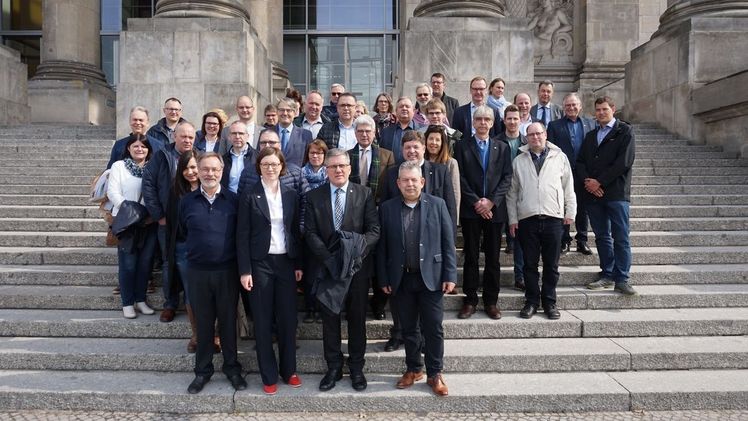 Teilnehmer der DKHV-Mitgliederversammlung vor dem Deutschen Bundestag. Bild: DKHV.