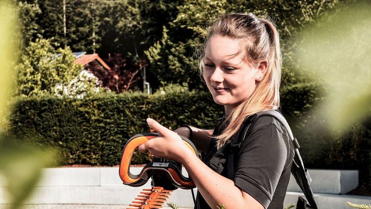 Carina Hoffmann, die ihre Ausbildung zur Landschaftsgärtnerin bei der Firma Pohl GÄRTEN GmbH in Willmering bei Cham absolvierte, erhält den Bildungspreis 2022 in der Kategorie „Ausbildung“. Bild: Pohl GÄRTEN GmbH. 