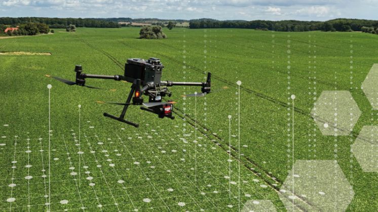 Aus der Luft erkennen, was auf dem Feld zählt: Drohnen und KI liefern wertvolle Informationen über Pflanzen und Bestände. Beim Smart-Farming-Feldtag am 2. September in Tellow können Besucher solche Technologien live im Praxiseinsatz erleben. Bild: © Fraunhofer IGD.
