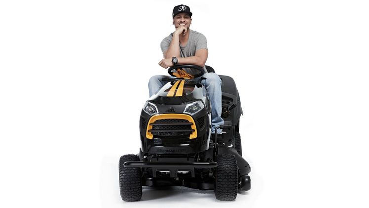 Autotuning-Star Jean Pierre Kraemer mit seinem neuen Tuning-Projekt, dem McCulloch Rasentraktor M200-107TC Powerdrive