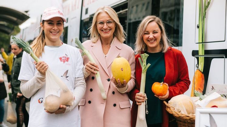 Ja! Natürlich Geschäftsführerin Martina Hörmer und Team verteilen Bio-Wintergemüse aus der „Gesunder Boden“ Straßenbahn. Bild: Philipp Lipiarski. Ja! Natürlich Geschäftsführerin Martina Hörmer und Team verteilen Bio-Wintergemüse aus der „Gesunder Boden“ Straßenbahn. Bild: Philipp Lipiarski.