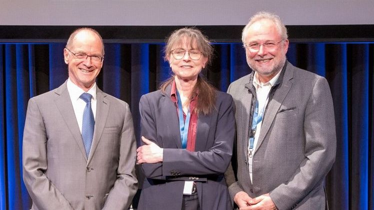 BVL-Präsident Friedel Cramer verabschiedete Abteilungsleiterin Dr. Petra Gowik und Vizepräsidenten Dr. Gerd Fricke in den Ruhestand (von links). Bild: BVL/Tchegloff.