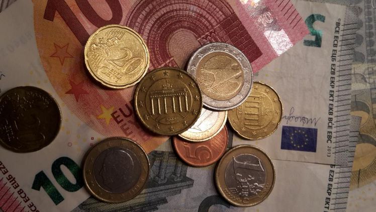 33% der Deutschen davon aus, dass sie künftig weniger Geld im Portemonnaie haben werden. Bild: GABOT. 