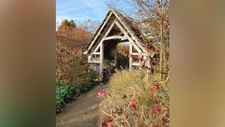 Wenn die Bäume ihre Blätter und die Gräser ihre grüne Farbe verlieren, kommen die baulichen Komponenten des Gartens wunderbar zur Geltung. Bild: BGL.