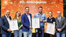 Erstmals wurden 2026 auch drei Unternehmen für ihr besonderes Engagement in der landschaftsgärtnerischen Berufsausbildung ausgezeichnet. Bild: BGL/Karmann.
