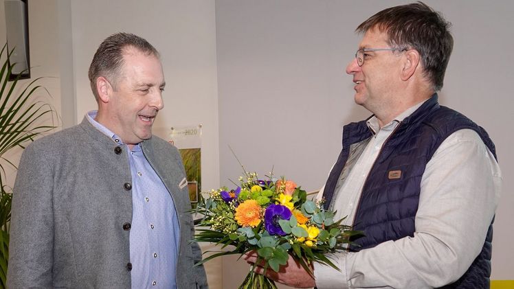 Michael Moll (l.) wurde einstimmig zum BdS-Vorsitzenden wiedergewählt und wird vom Wahlleiter Jens Schachtschneider beglückwünscht. Bild: Peter Behrens.
