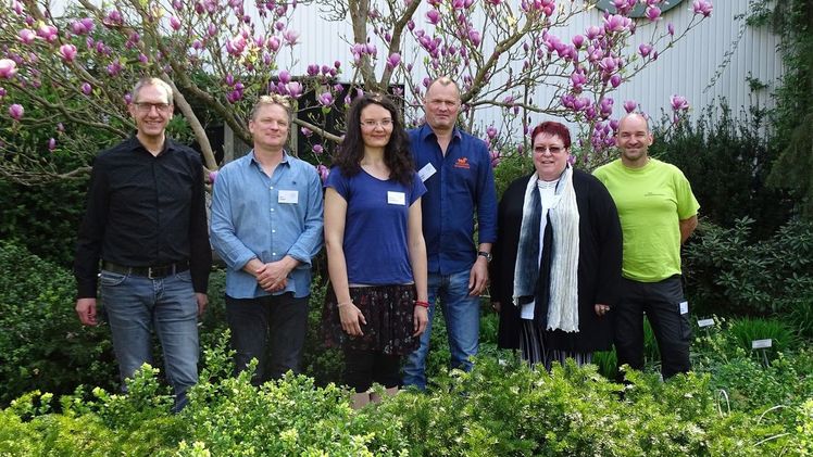 Bei bestem Wetter zeigten sich die Referenten in gärtnerischer Umgebung gut gelaunt: (v.l.) Heinz Schomaker, Jörg Cremer, Vorsitzender des Fachverbandes geprüfter Baumpfleger, Stefanie Weigelmeier, Jürgen Unger, Romana Hoffmann und Markus Breithaupt. Bild: FgB/Banse.