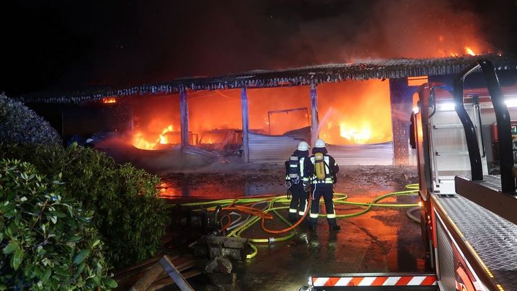 In der Halle sollen sich auch Fahrzeuge befunden haben. Die Schadenshöhe ist noch unbekannt. Bild: Polizeiinspektion Delmenhorst/Oldenburg-Land/Wesermarsch/ots.