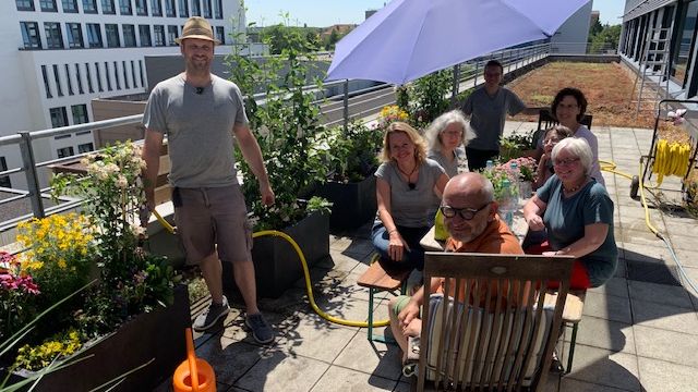 Rüdiger Ramme gestaltet mit der AG Nachhaltigkeit die ZB MED-Dachterrasse. Bild: ZB MED.