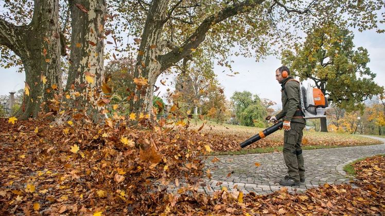 Das neue Kraftpaket von STIHL eignet sich insbesondere für das Zusammenblasen von Grünschnitt, Abfall und Laub auf großen Flächen, wie zum Beispiel in weitläufigen Parkanlagen. Bild: STIHL