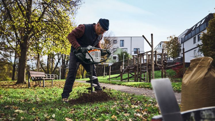 Die Einsatzbereiche des neuen Akku-Erdbohrers STIHL BTA 140 reichen vom Bohren von Erd- und Pflanzlöchern über das das Setzen von Pfählen bis zum Bau von Zäunen, Toren und Fundamenten. Bild: STIHL.