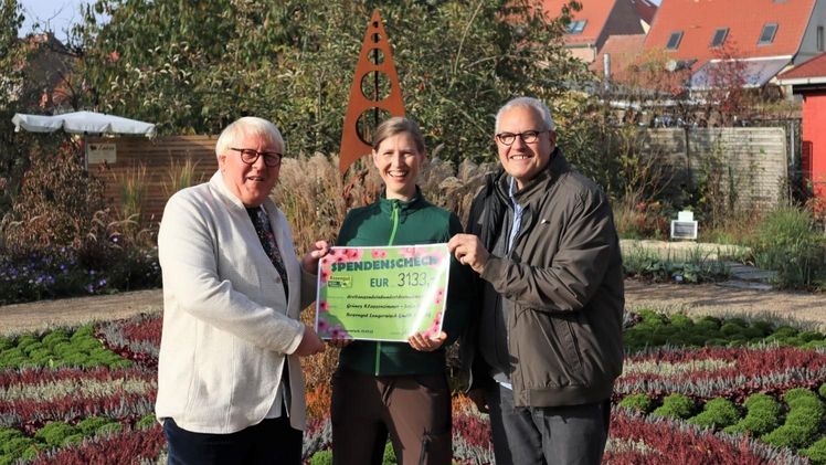 Bernhard Knuth (l.) und Joachim Muus erhalten von Kati Bräutigam den Spendenscheck für die Fortführung des Grünen Klassenzimmers in 2023. Bild: LAGA Beelitz.