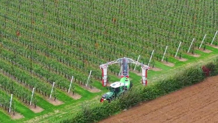 Eine der größten Verzögerungen beim Sprühen ist das Wenden am Ende jeder Reihe. Um dies zu verbessern, hat Munckhof Fruit Tech Innovators halbautomatische Luftkissen entwickelt. Bild: Munckhof.