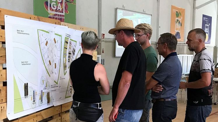 Das Los hat entschieden: In Mannheim erfuhren die Friedhofsgärtner, mit welchem Grabmal sie ihre Gestaltung für die BUGA Mannheim 2023 planen können. Bild: DBG.