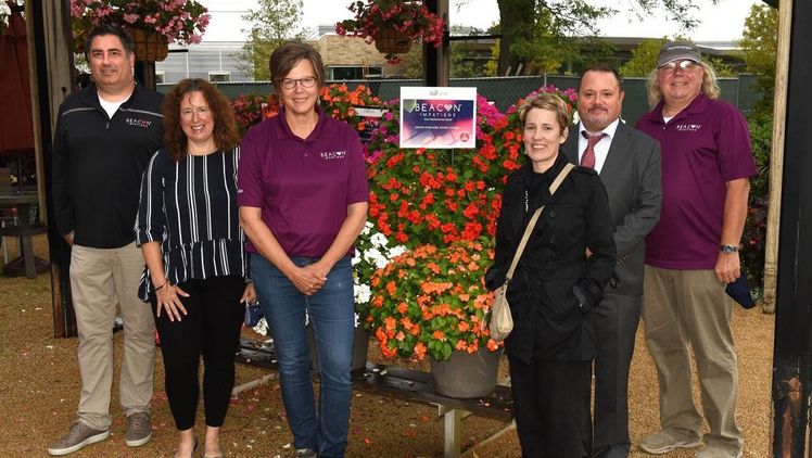 Das Team, das hinter der Einführung von Beacon®Impatiens steht, spendet einen Teil seiner weltweiten Saatgutverkäufe an die OI Foundation. Bild: PanAmerican Seed.