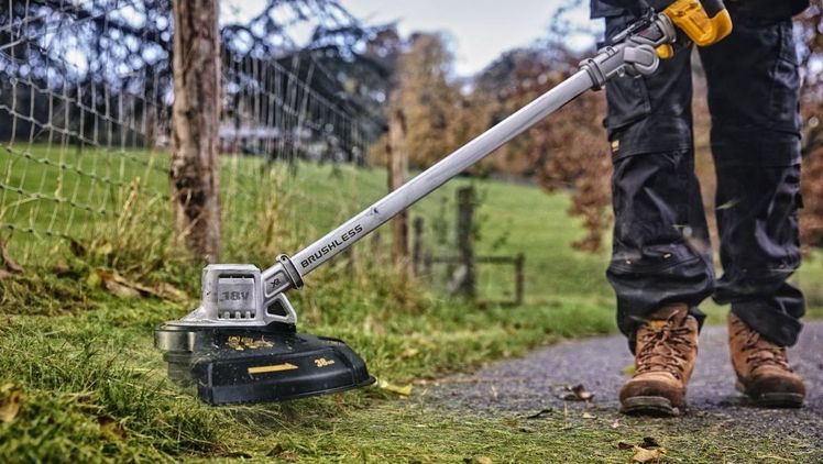 vDEWALT präsentiert seinen ersten faltbaren Rasentrimmer speziell für Garten- und Landschaftsbauer.  Bild: DEWALT.