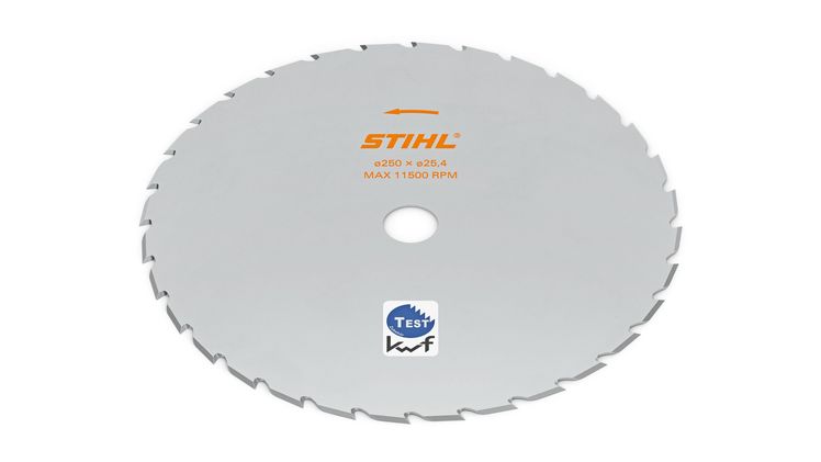 Das neue Grasschneideblatt STIHL GrassCut 250-32 ermöglicht das schleuderarme Mähen von Gras und eignet sich damit auch hervorragend für Mäharbeiten entlang von Straßen und Wegen sowie auf Verkehrsinseln und Parkplätzen. Bild: STIHL. Das neue Grasschneideblatt STIHL GrassCut 250-32 ermöglicht das schleuderarme Mähen von Gras und eignet sich damit auch hervorragend für Mäharbeiten entlang von Straßen und Wegen sowie auf Verkehrsinseln und Parkplätzen. Bild: STIHL.