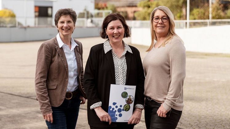 Melanie Meisel (Mitte) stellt Agrobusiness die Firma Bactiva vor. Dr. Anke Schirocki (links) und Simone de la Motte (rechts), beide von Agrobusiness Niederrhein. Bild: Agrobusiness Niederrhein.