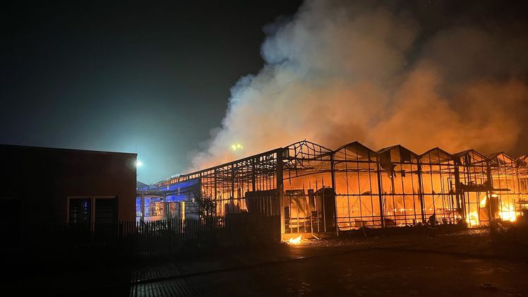 Der 1600 qm große Gebäudekomplex ist am frühen Donnerstagmorgen fast vollständig ausgebrannt. Bild: Gartenbau-Versicherung.