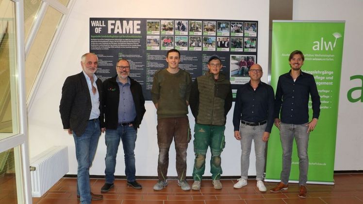 v.l.: Dietmar Lindner, Dr. Thomas Wilms,  Michael Huber und Michael Reindl, Konrad Zehet-bauer, und Johannes Haderstorfer bei der Vorstellung der neuen „Wall of Fame“ an der DEULA Bayern in Freising. Bild: Laura Gaworek, VGL Bayern. v.l.: Dietmar Lindner, Dr. Thomas Wilms,  Michael Huber und Michael Reindl, Konrad Zehet-bauer, und Johannes Haderstorfer bei der Vorstellung der neuen „Wall of Fame“ an der DEULA Bayern in Freising. Bild: Laura Gaworek, VGL Bayern.