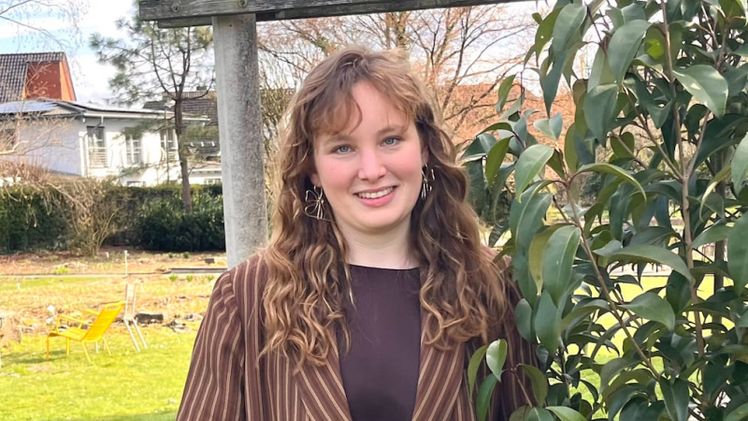 Johanna Wennemar am Campus Haste der Hochschule Osnabrück. Hier studierte sie zuerst im Bachelor „Freiraumplanung“ und im Anschluss den Masterstudiengang „Landschaftsarchitektur“. Bild: HS Osnabrück.