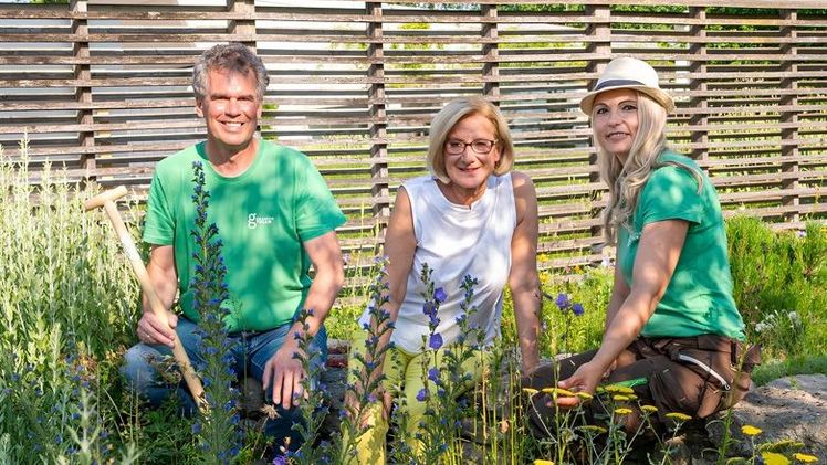 DIE GARTEN TULLN-Prokurist Thomas Uibel, Landeshauptfrau Johanna Mikl-Leitner und Gartenleiterin Susanne Leeb im „Garten im Klimawandel" der GARTEN TULLN. Bild: © "Natur im Garten", J. Ehn.
