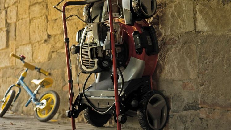 Benzinrasenmäher mit Motoren können auf-recht stehend geparkt werden. Bild: Briggs & Stratton.