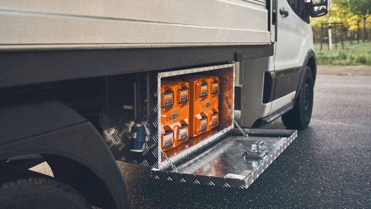 Ausgestattet mit bis zu zwei separat erhältlichen STIHL AL 301-4 Ladegeräten ermöglicht die neue STIHL CB 1 Ladebox auch am Einsatzort das verlässliche mobile Laden von bis zu acht Akku-Packs aus dem STIHL AP System. Bild: STIHL.