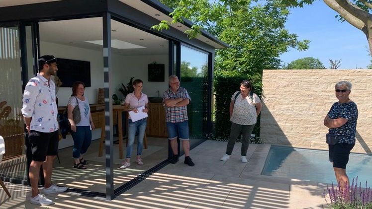 Christine Gehle, Garten- und Landschaftsingenieurin von planwerk GEHLE aus Lahr informierte darüber, wie man in der Hausgartenplanung vom Erstgespräch bis zum Wohlfühlgarten gelangt. Bild: GaLaBau BW. Christine Gehle, Garten- und Landschaftsingenieurin von planwerk GEHLE aus Lahr informierte darüber, wie man in der Hausgartenplanung vom Erstgespräch bis zum Wohlfühlgarten gelangt. Bild: GaLaBau BW.