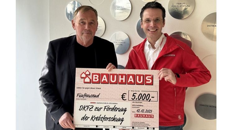 V.l.: Josef Puchta (Leiter der Stabstelle Private Forschungsförderung am Deutschen Krebsforschungszentrum) und Nico Kösling (Geschäftsleiter BAUHAUS Heidelberg) Bild: BAUHAUS AG/Manuel Löhmann.