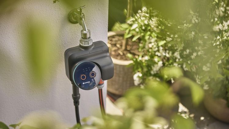 Mit der Bewässerungssteuerung GARDENA smart Dual Water Control wird die individuelle Bewässerung von zwei unterschiedlichen Gartenbereichen ermöglicht. Bild: © GARDENA.