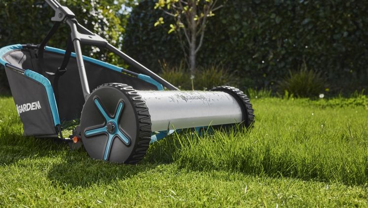Der GARDENA Spindelmäher Plus 400 sorgt mit einer präzisen und scherenähnlichen Schneidtechnik für ein gleichmäßiges Rasenbild. Bild: © GARDENA.