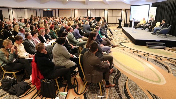 Großes Interesse und volles Haus beim BuGG-Fachkongress Biodiversität Gebäudegrün in Düsseldorf. Bild: S. Herfort, Bundesverband GebäudeGrün.