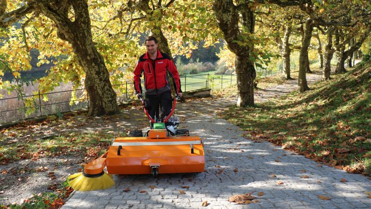 Rapid REX mit Kehrmaschine KM90. Bild: Rapid.