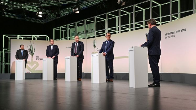 (v.l.n.r.) Martin Ecknig, Dr. Christian von Boetticher, Joachim Rukwied, Cem Özdemir und Thomas Kreutzmann beim IGW Talk zum Thema: "Was essen wir morgen? - Die Transformation von Landwirtschaft und Ernährung" Bild: IGW.