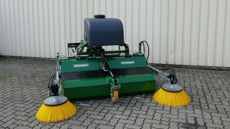 Kehrmaschine STRATOS Profi für den Frontanbau. Bild: Düvelsdorf.