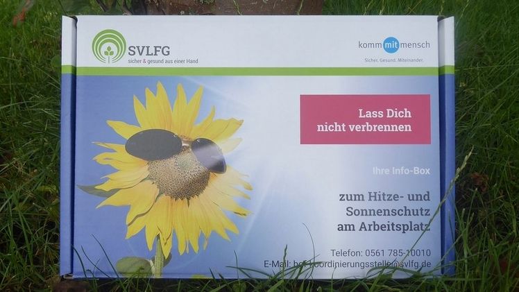 Bei der SVLFG versicherte Unternehmen mit Beschäftigten können die Info-Box zum Hitze- und Sonnenschutz am Arbeitsplatz kostenlos bestellen per Mail. Bild: SVLFG.
