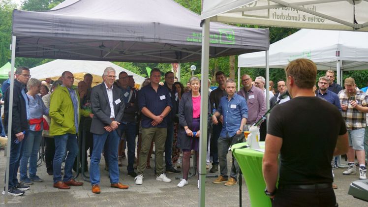 Am 12. Juli 2024 trafen sich Mitglieder und Fördermitglieder des Fachverbandes Garten-, Landschafts- und Sportplatzbau Hamburg (FGL HH) zum traditionellen Sommerfest im Hamburger Haus des Landschaftsbaus zusammen. Bild: FGL HH/Kottich.