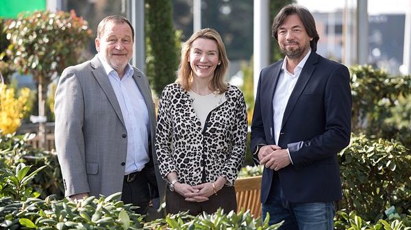 Mag. Alois Wichtl (links) wird sich mit 30. Juni aus seiner Funktion bei bellaflora zurückziehen und in den Ruhestand treten. Ab Sommer 2019 wird Mag. Franz Koll als Vorsitzender der Geschäftsführung gemeinsam mit Patricia Schweiger-Bodner, seit Februar 2018 verantwortlich für Einkauf, Marketing, Merchandising und Disposition, das neue bellaflora Führungsduo bilden. Bild: bellaflora/Hermann Wakolbinger.