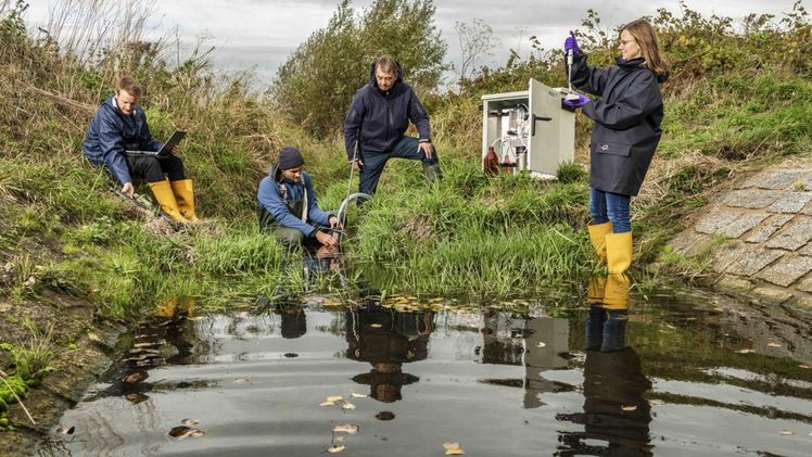 Ein Forschungsteam von Prof. Dr. Matthias Liess (2. v. r.) untersucht Wasserproben des Flusses Launzige bei Neichen in Sachsen auf Pestizidrückstände. Bild: André Künzelmann.