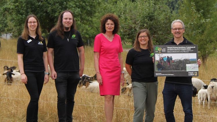 Symbolische Scheckübergabe (v.l.): Vanessa Auracher, Daniel Striegel, Diana Danner, Maren Meissner sowie Thomas Auracher. Bild: Svenja Albrecht. Symbolische Scheckübergabe (v.l.): Vanessa Auracher, Daniel Striegel, Diana Danner, Maren Meissner sowie Thomas Auracher. Bild: Svenja Albrecht.