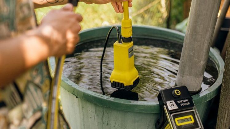 Mit Hilfe der Akku-Fasspumpe BP 2.000-18 gelingt die vollkommen autarke und vor allem komfortable Gartenbewässerung. Bild: Kärcher.