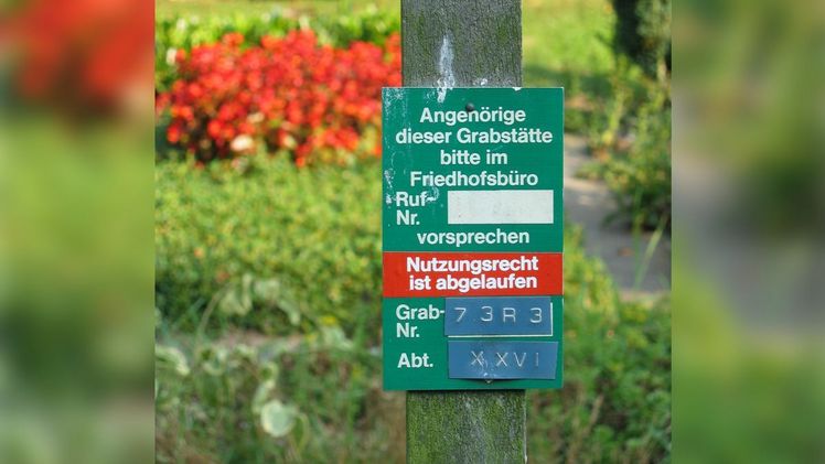 Friedhofsträger darf Grabstein behalten. Bild: Aeternitas.