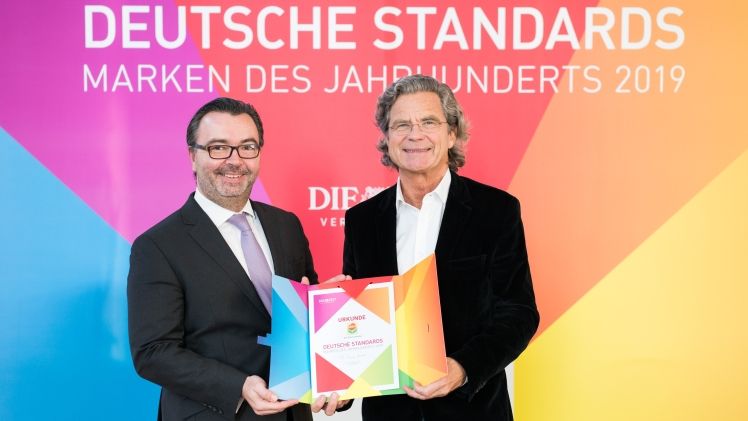 Stephan Engster, CEO der COMPO GmbH (links), nimmt die Auszeichnung "Marke des Jahrhunderts" von Dr. Florian Langenscheidt entgegen. Bild: COMPO .